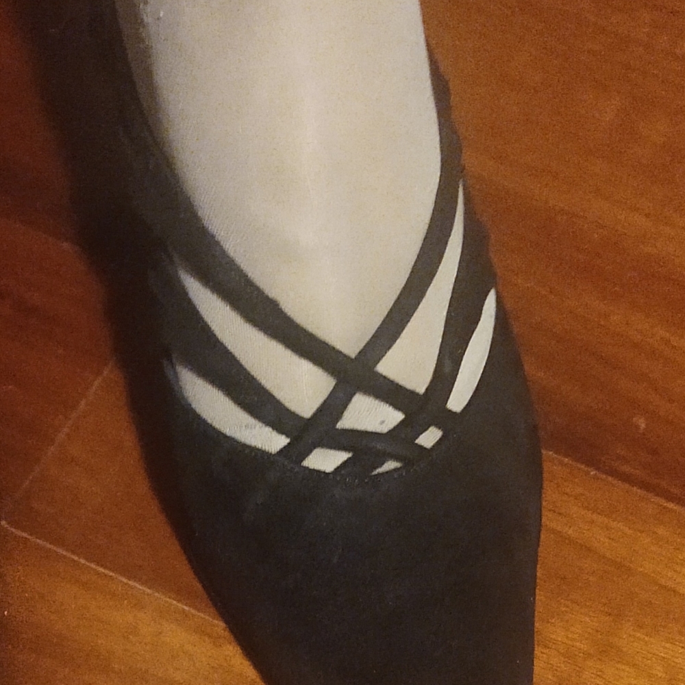 Size 6 Black Suede kitten heel shoe - Picture 7 of 7